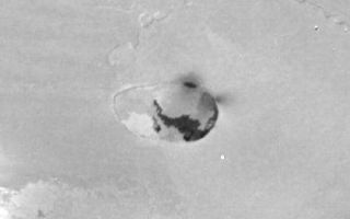 <h1>PIA02288:  Io Caldera</h1><div class="PIA02288" lang="en" style="width:420px;text-align:left;margin:auto;background-color:#000;padding:10px;max-height:150px;overflow:auto;">Voyager 1 took this narrow-angle camera image on 5 March 1979 from a distance of 69,000 kilometers. The feature shown is a volcanic caldera which may be actively spewing material into space (dark gray fuzz near the upper-right part of the caldera rim). In addition, very dark lava has flowed out of the fissure and spread on the floor of the caldera. The Voyager Project is managed by the Jet Propulsion Laboratory for NASA's Office of Space Science.<br /><br /><a href="http://photojournal.jpl.nasa.gov/catalog/PIA02288" onclick="window.open(this.href); return false;" title="Voir l'image 	 PIA02288:  Io Caldera	  sur le site de la NASA">Voir l'image 	 PIA02288:  Io Caldera	  sur le site de la NASA.</a></div>