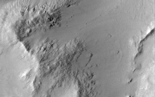 <h1>PIA02306:  A Typical Martian Scene: Boulders and Slopes in a Crater in Aeolis</h1><div class="PIA02306" lang="en" style="width:800px;text-align:left;margin:auto;background-color:#000;padding:10px;max-height:150px;overflow:auto;"><p>The Mars Orbiter Camera (MOC) was designed to be able to see objects the size of automobiles and small buildings on the martian surface. Of course, the Mars Global Surveyor science teams do not expect to find buildings and automobiles...but boulders, instead. These pictures show a typical MOC scene in the martian equatorial cratered highlands. The picture on the left (above) is a MOC wide angle context frame, showing the location of the high resolution image on the right. The high resolution image exhibits slopes and valleys that occur within an ancient impact crater that is about 33 kilometers (20.5 miles) across, located at 6.5°S, 218.8°W in the Aeolis region of Mars.</p><p>The high resolution view shows smooth, mantled surfaces, as well as bare, rocky surfaces. The bare surfaces are typically located on slopes. Small rounded knobs--particularly in the upper left corner of the image--are boulders. A few boulders have rolled down the slopes and are deposited in the valleys. The high resolution image covers a very small area--only 3 km wide by 4.2 km tall (1.9 miles by 2.6 miles). Both images were obtained at the same time, and both are illuminated by sunlight from the left. North is toward the upper right.</p><p>Malin Space Science Systems and the California Institute of Technology built the MOC using spare hardware from the Mars Observer mission. MSSS operates the camera from its facilities in San Diego, CA. The Jet Propulsion Laboratory's Mars Surveyor Operations Project operates the Mars Global Surveyor spacecraft with its industrial partner, Lockheed Martin Astronautics, from facilities in Pasadena, CA and Denver, CO.</p><br /><br /><a href="http://photojournal.jpl.nasa.gov/catalog/PIA02306" onclick="window.open(this.href); return false;" title="Voir l'image 	 PIA02306:  A Typical Martian Scene: Boulders and Slopes in a Crater in Aeolis	  sur le site de la NASA">Voir l'image 	 PIA02306:  A Typical Martian Scene: Boulders and Slopes in a Crater in Aeolis	  sur le site de la NASA.</a></div>