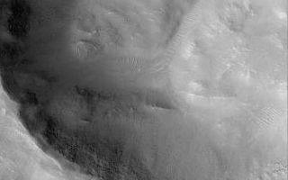 <h1>PIA02343:  Layers and Boulders in Crater Wall, Nepenthes Mensae Region</h1><div class="PIA02343" lang="en" style="width:335px;text-align:left;margin:auto;background-color:#000;padding:10px;max-height:150px;overflow:auto;"><br><br><p>Peering down into craters offers Mars Global Surveyor (MGS) Mars Orbiter Camera (MOC) scientists an opportunity to examine one of the few landforms that Mars shares in common with the other planets and moons of our Solar System.<p>The picture on the left (above) is a MOC context frame taken at the same time as the MOC high resolution image on the right. The white box on the left shows the location of the high resolution view. The high resolution image was targeted on a 3 kilometers (1.9 miles) wide impact crater on the floor of a larger crater in the Nepenthes Mensae region (near 3°S, 239°W). The context image is about 115 km (71 mi) across, the high-resolution image is 3 km (1.9 mi) across, and both are illuminated from the left/lower left.<p>The 3 km diameter crater in the MOC image on the right is three times wider than the famous Meteor Crater in northern Arizona, USA. The high resolution image shows many small windblown drifts or dunes in the low areas both within the crater and outside on the surrounding terrain. Some portions of the crater's walls exhibit outcrops of bare, layered rock. Large boulders have been dislodged from the walls and have tumbled down the slopes to the crater floor. Many of these boulders are bigger than school buses and automobiles.<br /><br /><a href="http://photojournal.jpl.nasa.gov/catalog/PIA02343" onclick="window.open(this.href); return false;" title="Voir l'image 	 PIA02343:  Layers and Boulders in Crater Wall, Nepenthes Mensae Region	  sur le site de la NASA">Voir l'image 	 PIA02343:  Layers and Boulders in Crater Wall, Nepenthes Mensae Region	  sur le site de la NASA.</a></div>