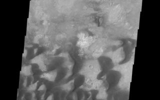 <h1>PIA02351:  Sand Dunes</h1><div class="PIA02351" lang="en" style="width:554px;text-align:left;margin:auto;background-color:#000;padding:10px;max-height:150px;overflow:auto;"><p><a href="/figures/PIA02351_fig1.jpg"></a><br><b>Context image for PIA02351<br />Sand Dunes</b></p><p>These sand dunes are located on the floor of Kaiser Crater.</p><p>Image information: VIS instrument. Latitude -46.7N, Longitude 19.8E. 17 meter/pixel resolution.</p><p>Please see the <a href="http://themis.asu.edu/terms" target="_blank">THEMIS Data Citation Note</a> for details on crediting THEMIS images. </p><p>Note: this THEMIS visual image has not been radiometrically nor geometrically calibrated for this preliminary release. An empirical correction has been performed to remove instrumental effects. A linear shift has been applied in the cross-track and down-track direction to approximate spacecraft and planetary motion. Fully calibrated and geometrically projected images will be released through the Planetary Data System in accordance with Project policies at a later time.</p><p>NASA's Jet Propulsion Laboratory manages the 2001 Mars Odyssey mission for NASA's Office of Space Science, Washington, D.C. The Thermal Emission Imaging System (THEMIS) was developed by Arizona State University, Tempe, in collaboration with Raytheon Santa Barbara Remote Sensing. The THEMIS investigation is led by Dr. Philip Christensen at Arizona State University. Lockheed Martin Astronautics, Denver, is the prime contractor for the Odyssey project, and developed and built the orbiter. Mission operations are conducted jointly from Lockheed Martin and from JPL, a division of the California Institute of Technology in Pasadena.</p><br /><br /><a href="http://photojournal.jpl.nasa.gov/catalog/PIA02351" onclick="window.open(this.href); return false;" title="Voir l'image 	 PIA02351:  Sand Dunes	  sur le site de la NASA">Voir l'image 	 PIA02351:  Sand Dunes	  sur le site de la NASA.</a></div>