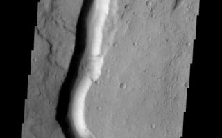 <h1>PIA02682:  Tinto Vallis</h1><div class="PIA02682" lang="en" style="width:559px;text-align:left;margin:auto;background-color:#000;padding:10px;max-height:150px;overflow:auto;"><p><a href="/figures/PIA02682_fig1.jpg"></a><br><b>Context image for PIA02682<br />Tinto Vallis</b></p><p>In this section of Tinto Vallis there are no tributary stream channels joining the main channel. This tells us that whatever carved the channel originated in some other region.</p><p>Image information: VIS instrument. Latitude -4.1N, Longitude 111.5E. 18 meter/pixel resolution.</p><p>Please see the <a href="http://themis.asu.edu/terms" target="_blank">THEMIS Data Citation Note</a> for details on crediting THEMIS images. </p><p>Note: this THEMIS visual image has not been radiometrically nor geometrically calibrated for this preliminary release. An empirical correction has been performed to remove instrumental effects. A linear shift has been applied in the cross-track and down-track direction to approximate spacecraft and planetary motion. Fully calibrated and geometrically projected images will be released through the Planetary Data System in accordance with Project policies at a later time.</p><p>NASA's Jet Propulsion Laboratory manages the 2001 Mars Odyssey mission for NASA's Office of Space Science, Washington, D.C. The Thermal Emission Imaging System (THEMIS) was developed by Arizona State University, Tempe, in collaboration with Raytheon Santa Barbara Remote Sensing. The THEMIS investigation is led by Dr. Philip Christensen at Arizona State University. Lockheed Martin Astronautics, Denver, is the prime contractor for the Odyssey project, and developed and built the orbiter. Mission operations are conducted jointly from Lockheed Martin and from JPL, a division of the California Institute of Technology in Pasadena.</p><br /><br /><a href="http://photojournal.jpl.nasa.gov/catalog/PIA02682" onclick="window.open(this.href); return false;" title="Voir l'image 	 PIA02682:  Tinto Vallis	  sur le site de la NASA">Voir l'image 	 PIA02682:  Tinto Vallis	  sur le site de la NASA.</a></div>