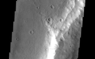 <h1>PIA02684:  Dust Slides</h1><div class="PIA02684" lang="en" style="width:562px;text-align:left;margin:auto;background-color:#000;padding:10px;max-height:150px;overflow:auto;"><p><a href="/figures/PIA02684_fig1.jpg"></a><br><b>Context image for PIA02684<br />Dust Slides</b></p><p>These dust avalanches occur in a crater within Iani Chaos.</p><p>Image information: VIS instrument. Latitude -0.7N, Longitude 35.8E. 18 meter/pixel resolution.</p><p>Please see the <a href="http://themis.asu.edu/terms" target="_blank">THEMIS Data Citation Note</a> for details on crediting THEMIS images. </p><p>Note: this THEMIS visual image has not been radiometrically nor geometrically calibrated for this preliminary release. An empirical correction has been performed to remove instrumental effects. A linear shift has been applied in the cross-track and down-track direction to approximate spacecraft and planetary motion. Fully calibrated and geometrically projected images will be released through the Planetary Data System in accordance with Project policies at a later time.</p><p>NASA's Jet Propulsion Laboratory manages the 2001 Mars Odyssey mission for NASA's Office of Space Science, Washington, D.C. The Thermal Emission Imaging System (THEMIS) was developed by Arizona State University, Tempe, in collaboration with Raytheon Santa Barbara Remote Sensing. The THEMIS investigation is led by Dr. Philip Christensen at Arizona State University. Lockheed Martin Astronautics, Denver, is the prime contractor for the Odyssey project, and developed and built the orbiter. Mission operations are conducted jointly from Lockheed Martin and from JPL, a division of the California Institute of Technology in Pasadena.</p><br /><br /><a href="http://photojournal.jpl.nasa.gov/catalog/PIA02684" onclick="window.open(this.href); return false;" title="Voir l'image 	 PIA02684:  Dust Slides	  sur le site de la NASA">Voir l'image 	 PIA02684:  Dust Slides	  sur le site de la NASA.</a></div>