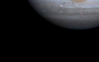 <h1>PIA02861:  Europa and Callisto under the watchful gaze of Jupiter</h1><div class="PIA02861" lang="en" style="width:800px;text-align:left;margin:auto;background-color:#000;padding:10px;max-height:150px;overflow:auto;"><p>One moment in an ancient, orbital dance is caught in this color picture taken by NASA's Cassini spacecraft on Dec. 7, 2000, just as two of Jupiter's four major moons, Europa and Callisto, were nearly perfectly aligned with each other and the center of the planet.<p>The distances are deceiving. Europa, seen against Jupiter, is 600,000 kilometers (370,000 miles) above the planet's cloud tops. Callisto, at lower left, is nearly three times that distance from the cloud tops. Europa is a bit smaller than Earth's Moon and has one of the brightest surfaces in the solar system. Callisto is 50 percent bigger -- roughly the size of Saturn's largest satellite, Titan -- and three times darker than Europa. Its brightness had to be enhanced in this picture, relative Europa's and Jupiter's, in order for Callisto to be seen in this image.<p>Europa and Callisto have had very different geologic histories but share some surprising similarities, such as surfaces rich in ice. Callisto has apparently not undergone major internal compositional stratification, but Europa's interior has differentiated into a rocky core and an outer layer of nearly pure ice. Callisto's ancient surface is completely covered by large impact craters: The brightest features seen on Callisto in this image were discovered by the Voyager spacecraft in 1979 to be bright craters, like those on our Moon. In contrast, Europa's young surface is covered by a wild tapestry of ridges, chaotic terrain and only a handful of large craters.<p>Recent data from the magnetometer carried by the Galileo spacecraft, which has been in orbit around Jupiter since 1995, indicate the presence of conducting fluid, most likely salty water, inside both worlds.<p>Scientists are eager to discover whether the surface of Saturn's Titan resembles that of Callisto or Europa, or whether it is entirely different when Cassini finally reaches its destination in 2004.	<p>Cassini is a cooperative project of NASA, the European Space Agency and the Italian Space Agency. The Jet Propulsion Laboratory, a division of the California Institute of Technology in Pasadena, manages the Cassini mission for NASA's Office of Space Science, Washington, D.C.<br /><br /><a href="http://photojournal.jpl.nasa.gov/catalog/PIA02861" onclick="window.open(this.href); return false;" title="Voir l'image 	 PIA02861:  Europa and Callisto under the watchful gaze of Jupiter	  sur le site de la NASA">Voir l'image 	 PIA02861:  Europa and Callisto under the watchful gaze of Jupiter	  sur le site de la NASA.</a></div>