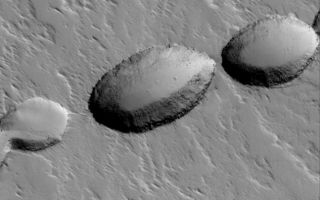 <h1>PIA03017:  Volcanic Pit Chain</h1><div class="PIA03017" lang="en" style="width:665px;text-align:left;margin:auto;background-color:#000;padding:10px;max-height:150px;overflow:auto;"><p>5 October 2005<br />This Mars Global Surveyor (MGS) Mars Orbiter Camera (MOC) image shows a chain of collapse pits on the lower south flank of Ascraeus Mons. Pit chains such as this are the result of collapse along fault lines. In this case, before the collapses occurred, the fault was a conduit for molten rock -- magma -- which erupted to form a suite of lava flows (now covered by mantles of dust) that can be seen radiating away from the pit at the center of the image.<p>Location near: 7.2°N, 104.3°W <br />Image width: width: ~3 km (~1.9 mi) <br />Illumination from: lower left <br />Season: Northern Autumn</p><br /><br /><a href="http://photojournal.jpl.nasa.gov/catalog/PIA03017" onclick="window.open(this.href); return false;" title="Voir l'image 	 PIA03017:  Volcanic Pit Chain	  sur le site de la NASA">Voir l'image 	 PIA03017:  Volcanic Pit Chain	  sur le site de la NASA.</a></div>