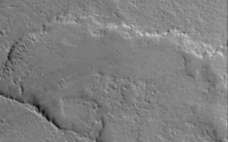<h1>PIA03021:  Martian Flows</h1><div class="PIA03021" lang="en" style="width:504px;text-align:left;margin:auto;background-color:#000;padding:10px;max-height:150px;overflow:auto;"><p>9 October 2005<br />This Mars Global Surveyor (MGS) Mars Orbiter Camera (MOC) image shows several overlapping lava flows located on the vast plains east of the volcano, Ascraeus Mons. Hundreds of lava flows cover the plains from Ascraeus Mons eastward to Kasei Valles. These flows have largely been mantled by fine dust; a few areas in the image exhibit dark streaks, where wind gusts have stripped away some of this thin dust mantle.<p>Location near: 5.2°N, 86.7°W <br />Image width: width: ~3 km (~1.9 mi) <br />Illumination from: lower left <br />Season: Northern Autumn </p><br /><br /><a href="http://photojournal.jpl.nasa.gov/catalog/PIA03021" onclick="window.open(this.href); return false;" title="Voir l'image 	 PIA03021:  Martian Flows	  sur le site de la NASA">Voir l'image 	 PIA03021:  Martian Flows	  sur le site de la NASA.</a></div>