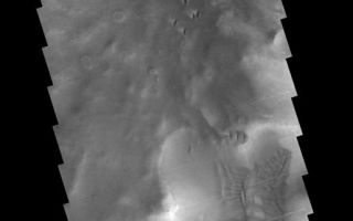 <h1>PIA03039:  Dunes in Darwin Crater</h1><div class="PIA03039" lang="en" style="width:514px;text-align:left;margin:auto;background-color:#000;padding:10px;max-height:150px;overflow:auto;"><p><a href="/figures/PIA03039_fig1.jpg"></a><br><b>Context image for PIA03039<br />Dunes in Darwin Crater</b></p><p>The dunes and sand deposits in this image are located on the floor of Darwin Crater.</p><p>Image information: VIS instrument. Latitude 57.4S, Longitude 340.2E. 17 meter/pixel resolution.</p><p>Note: this THEMIS visual image has not been radiometrically nor geometrically calibrated for this preliminary release. An empirical correction has been performed to remove instrumental effects. A linear shift has been applied in the cross-track and down-track direction to approximate spacecraft and planetary motion. Fully calibrated and geometrically projected images will be released through the Planetary Data System in accordance with Project policies at a later time.</p><p>NASA's Jet Propulsion Laboratory manages the 2001 Mars Odyssey mission for NASA's Office of Space Science, Washington, D.C. The Thermal Emission Imaging System (THEMIS) was developed by Arizona State University, Tempe, in collaboration with Raytheon Santa Barbara Remote Sensing. The THEMIS investigation is led by Dr. Philip Christensen at Arizona State University. Lockheed Martin Astronautics, Denver, is the prime contractor for the Odyssey project, and developed and built the orbiter. Mission operations are conducted jointly from Lockheed Martin and from JPL, a division of the California Institute of Technology in Pasadena.</p><br /><br /><a href="http://photojournal.jpl.nasa.gov/catalog/PIA03039" onclick="window.open(this.href); return false;" title="Voir l'image 	 PIA03039:  Dunes in Darwin Crater	  sur le site de la NASA">Voir l'image 	 PIA03039:  Dunes in Darwin Crater	  sur le site de la NASA.</a></div>