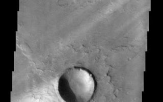 <h1>PIA03053:  Syrtis Major Windstreaks</h1><div class="PIA03053" lang="en" style="width:543px;text-align:left;margin:auto;background-color:#000;padding:10px;max-height:150px;overflow:auto;"><p><a href="/figures/PIA03053_fig1.jpg"></a><br><b>Context image for PIA03053<br /> Syrtis Major Windstreaks</b></p><p>These windstreaks are located on the downwind side of impact craters located in Syrtis Major.</p><p>Image information: VIS instrument. Latitude 0.1N, Longitude 70.1E. 17 meter/pixel resolution.</p><p>Note: this THEMIS visual image has not been radiometrically nor geometrically calibrated for this preliminary release. An empirical correction has been performed to remove instrumental effects. A linear shift has been applied in the cross-track and down-track direction to approximate spacecraft and planetary motion. Fully calibrated and geometrically projected images will be released through the Planetary Data System in accordance with Project policies at a later time.</p><p>NASA's Jet Propulsion Laboratory manages the 2001 Mars Odyssey mission for NASA's Office of Space Science, Washington, D.C. The Thermal Emission Imaging System (THEMIS) was developed by Arizona State University, Tempe, in collaboration with Raytheon Santa Barbara Remote Sensing. The THEMIS investigation is led by Dr. Philip Christensen at Arizona State University. Lockheed Martin Astronautics, Denver, is the prime contractor for the Odyssey project, and developed and built the orbiter. Mission operations are conducted jointly from Lockheed Martin and from JPL, a division of the California Institute of Technology in Pasadena.</p><br /><br /><a href="http://photojournal.jpl.nasa.gov/catalog/PIA03053" onclick="window.open(this.href); return false;" title="Voir l'image 	 PIA03053:  Syrtis Major Windstreaks	  sur le site de la NASA">Voir l'image 	 PIA03053:  Syrtis Major Windstreaks	  sur le site de la NASA.</a></div>