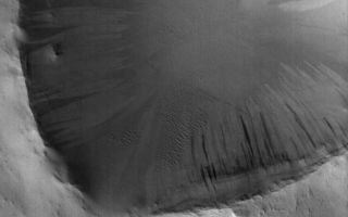 <h1>PIA03587:  Crater in Arabia</h1><div class="PIA03587" lang="en" style="width:658px;text-align:left;margin:auto;background-color:#000;padding:10px;max-height:150px;overflow:auto;"><p>21 November 2005<br />This Mars Global Surveyor (MGS) Mars Orbiter Camera (MOC) image shows a dust-mantled crater in central Arabia Terra. Light and dark slope streaks have formed on the crater walls, as dry dust has slid down the slopes.<p>Location near: 12.7°N, 319.1°W <br />Image width: width: ~3 km (~1.9 mi)<br />Illumination from: lower left <br />Season: Northern Autumn </p><br /><br /><a href="http://photojournal.jpl.nasa.gov/catalog/PIA03587" onclick="window.open(this.href); return false;" title="Voir l'image 	 PIA03587:  Crater in Arabia	  sur le site de la NASA">Voir l'image 	 PIA03587:  Crater in Arabia	  sur le site de la NASA.</a></div>