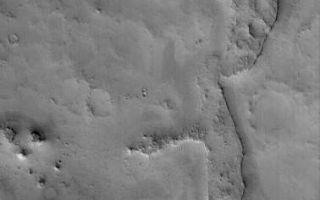 <h1>PIA03643:  Inverted Valley</h1><div class="PIA03643" lang="en" style="width:378px;text-align:left;margin:auto;background-color:#000;padding:10px;max-height:150px;overflow:auto;"><p>15 December 2005<br />This Mars Global Surveyor (MGS) Mars Orbiter Camera (MOC) image shows a somewhat sinuous, nearly flat-topped ridge, located in eastern Arabia Terra. The ridgetop was once the floor of a valley, perhaps carved by running water. The valley floor, or material that covered the floor, was more resistant to erosion than the surrounding rock into which the valley was cut. Thus, over time, the valley disappeared and its floor was left standing high as a ridge. Inverted valleys are common on Mars; they also occur on Earth.</p><p>Location near: 10.8°N, 313.2°W <br />Image width: width: ~3 km (~1.9 mi)<br />Illumination from: lower left <br />Season: Northern Winter </p><br /><br /><a href="http://photojournal.jpl.nasa.gov/catalog/PIA03643" onclick="window.open(this.href); return false;" title="Voir l'image 	 PIA03643:  Inverted Valley	  sur le site de la NASA">Voir l'image 	 PIA03643:  Inverted Valley	  sur le site de la NASA.</a></div>