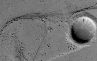 <h1>PIA03644:  Marte Vallis</h1><div class="PIA03644" lang="en" style="width:545px;text-align:left;margin:auto;background-color:#000;padding:10px;max-height:150px;overflow:auto;"><p>16 December 2005<br />This Mars Global Surveyor (MGS) Mars Orbiter Camera (MOC) image shows the results of catastrophic flooding in Marte Vallis, Mars. Marte is the Spanish word for Mars. Many of the major valleys on the red planet are named for the word for "Mars" in the various languages of Earth. This image shows just a very small portion of the hundreds-of-kilometers-long Marte Vallis system.</p><p>Location near: 17.4°N, 174.7° <br />Image width: width: ~3 km (~1.9 mi)<br />Illumination from: lower left <br />Season: Northern Winter </p><br /><br /><a href="http://photojournal.jpl.nasa.gov/catalog/PIA03644" onclick="window.open(this.href); return false;" title="Voir l'image 	 PIA03644:  Marte Vallis	  sur le site de la NASA">Voir l'image 	 PIA03644:  Marte Vallis	  sur le site de la NASA.</a></div>