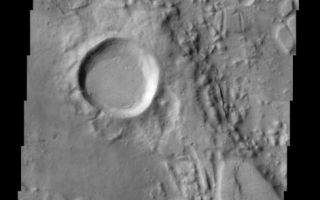 <h1>PIA03840:  Reull Vallis Source Region</h1><div class="PIA03840" lang="en" style="width:471px;text-align:left;margin:auto;background-color:#000;padding:10px;max-height:150px;overflow:auto;"><a href="/figures/PIA03840-context.jpg"></a><br>(Released 1 July 2002)<br>The jumbled, chaotic terrain in this THEMIS image may represent a source region for the Reull Vallis, one of the larger channel systems in the southern hemisphere of Mars. Such regions of chaos are thought to form by the catastrophic release of groundwater. If this was the case, then the water would have flowed down gradient to the south and may have contributed to the formation of the Reull Vallis. The top of the image shows two short segments of channels that are interrupted by the chaos, demonstrating that there was a channel system in place before the ground foundered to produce the chaos. One of the more intriguing features seen among the jumbled blocks are narrow ledges that vaguely resemble bath tub rings in the way they conform to the topography. Two good examples are seen running roughly left-right across the image about a fourth of the way down. At first they appear to be layers protruding from the cliff faces, but upon closer inspection a more ledge-like character is evident. Note how they appear different between the south-facing and north facing cliffs. The occurrence of one of these features on the south-facing interior rim of the largest crater in the image but nowhere else around the rim argues against the idea that the ledges are due to a layer of rock cropping out throughout the landscape. Instead, they appear more like the edges of a layer of sediment that drapes the topography. It is possible that the sediment is mixed with ice and is best preserved in the shadowed portions of the terrain. There is no easy explanation for these unusual features. They represent one more Martian enigma.<br><br /><br /><a href="http://photojournal.jpl.nasa.gov/catalog/PIA03840" onclick="window.open(this.href); return false;" title="Voir l'image 	 PIA03840:  Reull Vallis Source Region	  sur le site de la NASA">Voir l'image 	 PIA03840:  Reull Vallis Source Region	  sur le site de la NASA.</a></div>