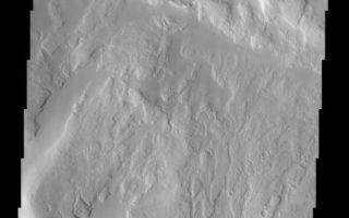<h1>PIA03841:  Ismenia Fossae</h1><div class="PIA03841" lang="en" style="width:472px;text-align:left;margin:auto;background-color:#000;padding:10px;max-height:150px;overflow:auto;"><a href="/figures/PIA03841-context.jpg"></a><br>(Released 2 July 2002)<br>This THEMIS image is in a region of Mars' northern hemisphere called Ismenia Fossae. Most of the landforms in this image are the degraded remains of impact crater rim and ejecta from an unnamed crater (75 km diameter) just north of this scene (refer to the context image). The terminus of this ejecta blanket can be seen in the lower third of the image. The hills and other topographic highs of this landscape appear to be mantled. This mantling layer has itself been modified to produce a pitted, knobby surface in places. The presence of water ice in the mantling material is a likely possibility. Also visible in this image are some small degraded craters located primarily in the upper half of this scene. <br><br /><br /><a href="http://photojournal.jpl.nasa.gov/catalog/PIA03841" onclick="window.open(this.href); return false;" title="Voir l'image 	 PIA03841:  Ismenia Fossae	  sur le site de la NASA">Voir l'image 	 PIA03841:  Ismenia Fossae	  sur le site de la NASA.</a></div>
