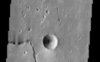 <h1>PIA03842:  Hephaestus Fossae</h1><div class="PIA03842" lang="en" style="width:485px;text-align:left;margin:auto;background-color:#000;padding:10px;max-height:150px;overflow:auto;"><a href="/figures/20020703a-context.jpg"></a><br>(Released 3 July 2002)<br>Off the western flank of Elysium are the Hephaestus Fossae, including linear arrangements of small, round pits. These features are commonly called "pit chains" and most likely represent the collapse of lava tubes. Lava tubes allow molten rock to move long distances underground. When the lava drains out it leaves unsupported tunnels, which can collapse and form pits. These particular pit chains are unusual because they change direction abruptly. In the lower portion of the image, pits have collapsed at the bends and allow us to observe the sharp, nearly right angle corners. These direction changes are most likely due to some sort of structural control during the emplacement of the lava tubes.<br><br>There is an extraordinarily high concentration of small, degraded craters on the plains surface. The size range of these craters is fairly consistent and they all appear to be of similar age. It is unlikely that these were caused by primary impacts (impacts of meteors onto the surface) because both the size and timing distributions of primary impactors vary tremendously. However, the craters in the image could have been created from secondary impacts. Secondaries are impacts of material that is excavated during a large cratering event nearby or from the disintegration of a primary meteor in the atmosphere into many smaller parts that rain onto the surface.<br><br>In contrast to these older, small craters, there is a relatively young crater in the center of the image. A hummocky ejecta blanket is visible around the crater and has covered some of the smaller craters on the plain around it. The edges of the crater are sharp, formed by rocky material in the crater rim. This material is visible as the layer of rough, grooved material at the top of the inside walls. Small dust avalanches have left dark streaks down the inside walls of the crater. <br><br /><br /><a href="http://photojournal.jpl.nasa.gov/catalog/PIA03842" onclick="window.open(this.href); return false;" title="Voir l'image 	 PIA03842:  Hephaestus Fossae	  sur le site de la NASA">Voir l'image 	 PIA03842:  Hephaestus Fossae	  sur le site de la NASA.</a></div>
