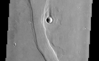 <h1>PIA03847:  Hrad Valles</h1><div class="PIA03847" lang="en" style="width:477px;text-align:left;margin:auto;background-color:#000;padding:10px;max-height:150px;overflow:auto;"><a href="/figures/PIA03847a-context.jpg"></a><br>(Released 15 July 2002)<br>Hrad Valles is located north-northwest of the large Elysium Mons volcanic complex and is yet another example of a channel that likely carried fluids. The formation of Hrad Valles may have differed from some other channels on Mars in that its proximity to Elysium Mons could have promoted significant interactions between ground water or ice and the lavas of the volcano. Some scientists have suggested that very hot subsurface lavas may have intruded the local rocks and quickly melted and vaporized ground ice, causing the overlying rock to be broken up and possibly ejected. The breakup and ejection of the local rocks, combined with the newly formed volcanic rocks and melted ice, could have resulted in the formation of mudflows at the source of Hrad Valles, and over the longer term, continued release of melt water that carved the long, sinuous channel.<br><br /><br /><a href="http://photojournal.jpl.nasa.gov/catalog/PIA03847" onclick="window.open(this.href); return false;" title="Voir l'image 	 PIA03847:  Hrad Valles	  sur le site de la NASA">Voir l'image 	 PIA03847:  Hrad Valles	  sur le site de la NASA.</a></div>