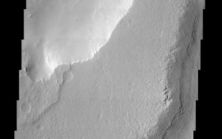 <h1>PIA03910:  Medusae Fossae</h1><div class="PIA03910" lang="en" style="width:488px;text-align:left;margin:auto;background-color:#000;padding:10px;max-height:150px;overflow:auto;"><a href="/figures/PIA03910a-context.jpg"></a><br>(Released 31 July 2002)<br>This image crosses the equator at about 155 W longitude and shows a sample of the middle member of the Medusae Fossae formation. The layers exposed in the southeast-facing scarp suggest that there is a fairly competent unit underlying the mesa in the center of the image. Dust-avalanches are apparent in the crater depression near the middle of the image. The mesa of Medusae Fossae material has the geomorphic signatures that are typical of the formation elsewhere on Mars, but the surface is probably heavily mantled with fine dust, masking the small-scale character of the unit. The close proximity of the Medusae Fossae unit to the Tharsis region may suggest that it is an ignimbrite or volcanic airfall deposit, but it's eroded character hasn't preserved the primary depositional features that would give away the secrets of formation. One of the most interesting feature in the image is the high-standing knob at the base of the scarp in the lower portion of the image. This knob or butte is high standing because it is composed of material that is not as easily eroded as the rest of the unit. There are a number of possible explanations for this feature, including volcano, inverted crater, or some localized process that caused once friable material to become cemented. Another interesting set of features are the long troughs on the slope in the lower portion of the image. The fact that the features keep the same width for the entire length suggests that these are not simple landslides.<br><br /><br /><a href="http://photojournal.jpl.nasa.gov/catalog/PIA03910" onclick="window.open(this.href); return false;" title="Voir l'image 	 PIA03910:  Medusae Fossae	  sur le site de la NASA">Voir l'image 	 PIA03910:  Medusae Fossae	  sur le site de la NASA.</a></div>