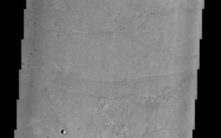 <h1>PIA03911:  Enigmatic Terrain of Elysium Planitia</h1><div class="PIA03911" lang="en" style="width:488px;text-align:left;margin:auto;background-color:#000;padding:10px;max-height:150px;overflow:auto;"><a href="/figures/PIA03911a-context.jpg"></a><br>(Released 1 August 2002)<br>The lowland plains of Elysium Planitia contains a terrain that puzzles Mars scientists. The most intriguing and debatable landforms in the region are the plates and ridges seen through out most of this image. The plates can be up to 7 km diameter and appear to have been rafted apart. The plates can be "jigsaw fitted" back in place. Various investigators have attributed the morphology of the plains material located on the floor of the Elysium basin to a wide range of geologic processes/landforms. Some researchers think that the plains are composed of low-viscosity flood lavas, while others argue for a fluvial origin (dried remnants of hyperconcentrated floods or mudflows). The plains surface exhibits a "crusty" appearance that some researchers have attributed to crusted over flood lavas and pressure ridges. However, dried mudflows can exhibit the same type of texture. The debate continues. Numerous small dark haloed craters and a buried 1 km diameter crater can also be seen in the upper third of the image. Near the bottom of the image older cratered highlands and plains are visible as are the margins of the younger platy material.<br><br /><br /><a href="http://photojournal.jpl.nasa.gov/catalog/PIA03911" onclick="window.open(this.href); return false;" title="Voir l'image 	 PIA03911:  Enigmatic Terrain of Elysium Planitia	  sur le site de la NASA">Voir l'image 	 PIA03911:  Enigmatic Terrain of Elysium Planitia	  sur le site de la NASA.</a></div>