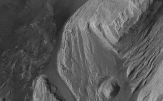 <h1>PIA03922:  East Candor Outcrops</h1><div class="PIA03922" lang="en" style="width:800px;text-align:left;margin:auto;background-color:#000;padding:10px;max-height:150px;overflow:auto;"><p>30 May 2005<br />This Mars Global Surveyor (MGS) Mars Orbiter Camera (MOC) image shows light-toned, wind-eroded, sedimentary rock outcrops in eastern Candor Chasma, part of the Valles Marineris trough system.</p><p>Location near: 7.7°S, 65.3°W <br />Image width: ~3 km (~1.9 mi <br />Illumination from: lower left <br />Season: Southern Spring <br /></p><br /><br /><a href="http://photojournal.jpl.nasa.gov/catalog/PIA03922" onclick="window.open(this.href); return false;" title="Voir l'image 	 PIA03922:  East Candor Outcrops	  sur le site de la NASA">Voir l'image 	 PIA03922:  East Candor Outcrops	  sur le site de la NASA.</a></div>