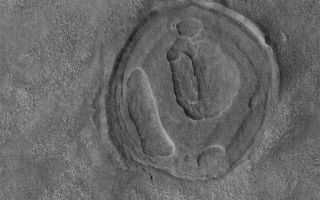 <h1>PIA03926:  Exhuming Crater</h1><div class="PIA03926" lang="en" style="width:512px;text-align:left;margin:auto;background-color:#000;padding:10px;max-height:150px;overflow:auto;"><p>4 June 2005<br />This Mars Global Surveyor (MGS) Mars Orbiter Camera (MOC) image shows a circular feature on the martian northern plains. It was once a crater formed by meteoritic impact. It was completely filled and buried by and within layered material. Later, the layered materials have begun to be eroded away, re-exposing the old crater rims in the process.</p><p>Location near: 44.9°N, 264.7°W <br />Image width: ~3 km (~1.9 mi <br />Illumination from: lower left <br />Season: Northern Autumn <br /></p><br /><br /><a href="http://photojournal.jpl.nasa.gov/catalog/PIA03926" onclick="window.open(this.href); return false;" title="Voir l'image 	 PIA03926:  Exhuming Crater	  sur le site de la NASA">Voir l'image 	 PIA03926:  Exhuming Crater	  sur le site de la NASA.</a></div>