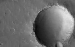 <h1>PIA03927:  Flow Front and Crater</h1><div class="PIA03927" lang="en" style="width:800px;text-align:left;margin:auto;background-color:#000;padding:10px;max-height:150px;overflow:auto;"><p>5 June 2005<br />This Mars Global Surveyor (MGS) Mars Orbiter Camera (MOC) image shows an impact crater in the volcanic Tharsis region of Mars. The margins of a lava flow are seen to the north (above) the crater.</p><p>Location near: 22.2°N, 114.2°W<br />Image width: ~3 km (~1.9 mi <br />Illumination from: lower left <br />Season: Northern Autumn <br /></p><br /><br /><a href="http://photojournal.jpl.nasa.gov/catalog/PIA03927" onclick="window.open(this.href); return false;" title="Voir l'image 	 PIA03927:  Flow Front and Crater	  sur le site de la NASA">Voir l'image 	 PIA03927:  Flow Front and Crater	  sur le site de la NASA.</a></div>