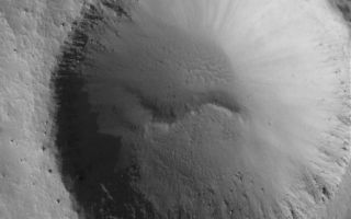 <h1>PIA03945:  Bouldery Impact</h1><div class="PIA03945" lang="en" style="width:800px;text-align:left;margin:auto;background-color:#000;padding:10px;max-height:150px;overflow:auto;"><p>12 June 2005<br />This Mars Global Surveyor (MGS) Mars Orbiter Camera (MOC) image shows an impact crater with large boulders along its rim. The crater is located in Tempe Terra.</p><p>Location near: 36.6°N, 88.9°W <br />Image width: ~3 km (~1.9 mi <br />Illumination from: lower left <br />Season: Northern Autumn <br /></p><br /><br /><a href="http://photojournal.jpl.nasa.gov/catalog/PIA03945" onclick="window.open(this.href); return false;" title="Voir l'image 	 PIA03945:  Bouldery Impact	  sur le site de la NASA">Voir l'image 	 PIA03945:  Bouldery Impact	  sur le site de la NASA.</a></div>