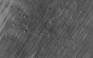 <h1>PIA03946:  Windstreaked Plain</h1><div class="PIA03946" lang="en" style="width:672px;text-align:left;margin:auto;background-color:#000;padding:10px;max-height:150px;overflow:auto;"><p>13 June 2005<br />This Mars Global Surveyor (MGS) Mars Orbiter Camera (MOC) image shows a wind-streaked plain in Tharsis near the Pavonis Mons volcano. The lighter-toned surfaces show how the plain used to look, before strong winds removed much of a thin coating of dust. The light-toned tails behind several craters show that the winds blew from the southwest (lower left).</p><p>Location near: 36.6°N, 88.9°W <br />Image width: ~3 km (~1.9 mi <br />Illumination from: lower left <br />Season: Northern Autumn <br /></p><br /><br /><a href="http://photojournal.jpl.nasa.gov/catalog/PIA03946" onclick="window.open(this.href); return false;" title="Voir l'image 	 PIA03946:  Windstreaked Plain	  sur le site de la NASA">Voir l'image 	 PIA03946:  Windstreaked Plain	  sur le site de la NASA.</a></div>