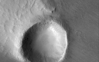 <h1>PIA03957:  Crater with Streak</h1><div class="PIA03957" lang="en" style="width:512px;text-align:left;margin:auto;background-color:#000;padding:10px;max-height:150px;overflow:auto;"><p>20 June 2005<br />This Mars Global Surveyor (MGS) Mars Orbiter Camera (MOC) image shows a crater in the Memnonia region of Mars, around which has formed a wind streak. The bright streak is in the lee of the crater -- that is, it is on the crater's down-wind side. Thus, the winds responsible for the streak blew from the southeast (lower right).</p><p>Location near: 6.7°S, 141.4°W <br />Image width: ~3 km (~1.9 mi) <br />Illumination from: upper left <br />Season: Southern Spring <br /></p><br /><br /><a href="http://photojournal.jpl.nasa.gov/catalog/PIA03957" onclick="window.open(this.href); return false;" title="Voir l'image 	 PIA03957:  Crater with Streak	  sur le site de la NASA">Voir l'image 	 PIA03957:  Crater with Streak	  sur le site de la NASA.</a></div>
