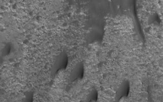 <h1>PIA03976:  Dark Martian Dunes</h1><div class="PIA03976" lang="en" style="width:507px;text-align:left;margin:auto;background-color:#000;padding:10px;max-height:150px;overflow:auto;"><p>30 June 2005<br />This Mars Global Surveyor (MGS) Mars Orbiter Camera (MOC) image shows dark, windblown sand dunes in a crater in the Hesperia region of Mars. The steepest slopes on the dunes -- their slipfaces -- point toward the south-southwest, indicating that the winds responsible for the dunes blew from the north-northeast (top/upper right).</p><p>Location near: 12.4°S, 236.5°W <br />Image width: ~3 km (~1.9 mi) <br />Illumination from: upper left <br />Season Southern Spring </p><br /><br /><a href="http://photojournal.jpl.nasa.gov/catalog/PIA03976" onclick="window.open(this.href); return false;" title="Voir l'image 	 PIA03976:  Dark Martian Dunes	  sur le site de la NASA">Voir l'image 	 PIA03976:  Dark Martian Dunes	  sur le site de la NASA.</a></div>