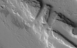 <h1>PIA03994:  Troughs in Tharsis</h1><div class="PIA03994" lang="en" style="width:558px;text-align:left;margin:auto;background-color:#000;padding:10px;max-height:150px;overflow:auto;"><p>11 July 2005<br />This Mars Global Surveyor (MGS) Mars Orbiter Camera (MOC) image shows a suite of troughs in the Tharsis region that were also the site of some catastrophic floods. These features are located northwest of the volcano, Jovis Tholus. </p><p>Location near: 1220.7°N, 118.6°W <br />Image width: ~3 km (~1.9 mi) <br />Illumination from: lower left <br />Season: Northern Autumn</p><br /><br /><a href="http://photojournal.jpl.nasa.gov/catalog/PIA03994" onclick="window.open(this.href); return false;" title="Voir l'image 	 PIA03994:  Troughs in Tharsis	  sur le site de la NASA">Voir l'image 	 PIA03994:  Troughs in Tharsis	  sur le site de la NASA.</a></div>