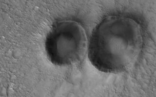 <h1>PIA03998:  Pair of Craters</h1><div class="PIA03998" lang="en" style="width:619px;text-align:left;margin:auto;background-color:#000;padding:10px;max-height:150px;overflow:auto;"><p>14 July 2005<br />This Mars Global Surveyor (MGS) Mars Orbiter Camera (MOC) image shows a 1.5 meters per pixel (~5 ft/pixel) view of a pair of small meteor impact craters in the Arena Colles region of Mars, located north of Isidis Planitia.</p><p>Location near: 22.7°N, 278.5°W <br />Image width: width: ~3 km (~1.9 mi) <br />Illumination from: lower left <br />Season:  Northern Autumn </p><br /><br /><a href="http://photojournal.jpl.nasa.gov/catalog/PIA03998" onclick="window.open(this.href); return false;" title="Voir l'image 	 PIA03998:  Pair of Craters	  sur le site de la NASA">Voir l'image 	 PIA03998:  Pair of Craters	  sur le site de la NASA.</a></div>