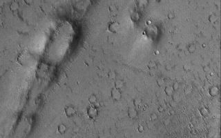 <h1>PIA03999:  Curved and Pitted Ridge</h1><div class="PIA03999" lang="en" style="width:536px;text-align:left;margin:auto;background-color:#000;padding:10px;max-height:150px;overflow:auto;"><p>15 July 2005<br />This Mars Global Surveyor (MGS) Mars Orbiter Camera (MOC) image shows a curved, pitted ridge in Isidis Planitia. This feature may be a remnant of a once more-extensive layer of material that covered the present, cratered surface.</p><p>Location near: 2217.4°N, 277.8°W <br />Image width: width: ~3 km (~1.9 mi) <br />Illumination from: lower left <br />Season: Northern Autumn </p><br /><br /><a href="http://photojournal.jpl.nasa.gov/catalog/PIA03999" onclick="window.open(this.href); return false;" title="Voir l'image 	 PIA03999:  Curved and Pitted Ridge	  sur le site de la NASA">Voir l'image 	 PIA03999:  Curved and Pitted Ridge	  sur le site de la NASA.</a></div>