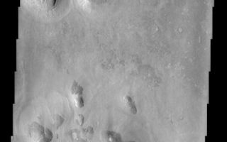 <h1>PIA04042:  "Bread Loaf" Mesa East of Phlegra Montes</h1><div class="PIA04042" lang="en" style="width:469px;text-align:left;margin:auto;background-color:#000;padding:10px;max-height:150px;overflow:auto;"><p><a href="/figures/PIA04042_context.jpg"></a><br><p>An isolated mesa east of the Phlegra Montes in northeastern Elysium Planitia has a cracked surface that, combined with its overall shape, gives the appearance of a giant loaf of bread. Other mesas with similar surfaces are found in the area, suggesting that at one time these mesas were part of a continuous layer of material. It is likely that at that time, some process caused the graben-like cracks to form. Later erosion of the cracked layer left only the isolated mesas seen in the THEMIS image. One clue that supports this scenario is the presence of many filled and eroded craters throughout the scene but no fresh ones. One way to produce this landscape begins with an ancient and heavily cratered surface that subsequently is buried by some other material. If this overburden was stripped off relatively recently, not enough time would have passed to allow for a new population of fresh craters to be produced. The result would be a landscape with isolated mesas of younger material on top of an ancient, cratered surface.<p>Note: this THEMIS visual image has not been radiometrically nor geometrically calibrated for this preliminary release. An empirical correction has been performed to remove instrumental effects. A linear shift has been applied in the cross-track and down-track direction to approximate spacecraft and planetary motion. Fully calibrated and geometrically projected images will be released through the Planetary Data System in accordance with Project policies at a later time.<p>NASA's Jet Propulsion Laboratory manages the 2001 Mars Odyssey mission for NASA's Office of Space Science, Washington, D.C. The Thermal Emission Imaging System (THEMIS) was developed by Arizona State University, Tempe, in collaboration with Raytheon Santa Barbara Remote Sensing. The THEMIS investigation is led by Dr. Philip Christensen at Arizona State University. Lockheed Martin Astronautics, Denver, is the prime contractor for the Odyssey project, and developed and built the orbiter. Mission operations are conducted jointly from Lockheed Martin and from JPL, a division of the California Institute of Technology in Pasadena.<p><br /><br /><a href="http://photojournal.jpl.nasa.gov/catalog/PIA04042" onclick="window.open(this.href); return false;" title="Voir l'image 	 PIA04042:  "Bread Loaf" Mesa East of Phlegra Montes	  sur le site de la NASA">Voir l'image 	 PIA04042:  "Bread Loaf" Mesa East of Phlegra Montes	  sur le site de la NASA.</a></div>