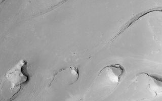 <h1>PIA04051:  Athabasca Vallis Streamlined "Islands"</h1><div class="PIA04051" lang="en" style="width:800px;text-align:left;margin:auto;background-color:#000;padding:10px;max-height:150px;overflow:auto;">MGS MOC Release No. MOC2-322, 12 December 2002<p>Tremendous floods carved these tear drop-shaped landforms in Athabasca Vallis in the Cerberus region, south of the Elysium volcanoes. The orientation of the streamlined forms indicate that the fluid flowed from the right/upper right toward the left/lower left (from the northeast to the southwest). Similar features occur in central and eastern Washington in the northwestern United States. The examples in Washington formed when massive amounts of water rushed across the landscape, scouring a "channeled scabland" during the last Ice Age, roughly 12,000-13,000 years ago. The features on Mars are much older; while the absolute age cannot be determined, the small impact craters with rayed ejecta patterns on the flood surfaces indicate it must be much, much older than the flood landscape in Washington. This is a mosaic of six Mars Global Surveyor (MGS) Mars Orbiter Camera (MOC) images acquired in 1999 through 2002. Illumination is from the left. The mosaic covers an area 11.9 km (7.4 mi) by 13.0 km (8.1 mi). The full-size mosaic has a resolution of 4 meters (13 ft) per pixel.<p><br /><br /><a href="http://photojournal.jpl.nasa.gov/catalog/PIA04051" onclick="window.open(this.href); return false;" title="Voir l'image 	 PIA04051:  Athabasca Vallis Streamlined "Islands"	  sur le site de la NASA">Voir l'image 	 PIA04051:  Athabasca Vallis Streamlined "Islands"	  sur le site de la NASA.</a></div>