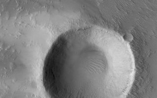 <h1>PIA04110:  Crater in Daedalia</h1><div class="PIA04110" lang="en" style="width:686px;text-align:left;margin:auto;background-color:#000;padding:10px;max-height:150px;overflow:auto;"><p>20 July 2005<br />This Mars Global Surveyor (MGS) Mars Orbiter Camera (MOC) image shows an impact crater in western Daedalia Planum, around which has developed a wind streak that runs off to the west (left) of the image. The winds responsible for the streak came from the east (right).</p><p>Location near: 11.2°S, 139.5°W <br />Image width: width: ~3 km (~1.9 mi) <br />Illumination from: upper left <br />Season: Southern Spring</p><br /><br /><a href="http://photojournal.jpl.nasa.gov/catalog/PIA04110" onclick="window.open(this.href); return false;" title="Voir l'image 	 PIA04110:  Crater in Daedalia	  sur le site de la NASA">Voir l'image 	 PIA04110:  Crater in Daedalia	  sur le site de la NASA.</a></div>