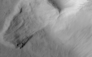 <h1>PIA04269:  Landslide in Kasei Valles</h1><div class="PIA04269" lang="en" style="width:800px;text-align:left;margin:auto;background-color:#000;padding:10px;max-height:150px;overflow:auto;"><p>The Mars Global Surveyor (MGS) Mars Orbiter Camera (MOC) continues in 2003 to return excellent, high resolution images of the red planet's surface. This nearly 1.5 meters (5 ft.) per pixel view of a landslide on a 200 meter-high (219 yards-high) slope in Kasei Valles was specifically targeted for scientific investigation by rotating the MGS spacecraft about 7.8° off-nadir in January 2003. The scar left by the landslide reveals layers in the bedrock at the top the slope and shows a plethora of dark-toned, house-sized boulders that rolled down the slope and collected at the base of the landslide scar. A few meteor impact craters have formed on the landslide deposit and within the scar, indicating that this landslide occurred a very long time ago. Sunlight illuminates this scene from the left/lower left; the landslide is located near 28.3°N, 71.9°W.</p><br /><br /><a href="http://photojournal.jpl.nasa.gov/catalog/PIA04269" onclick="window.open(this.href); return false;" title="Voir l'image 	 PIA04269:  Landslide in Kasei Valles	  sur le site de la NASA">Voir l'image 	 PIA04269:  Landslide in Kasei Valles	  sur le site de la NASA.</a></div>