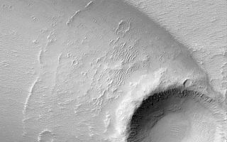 <h1>PIA04465:  Daedalia Planum Wind Streak</h1><div class="PIA04465" lang="en" style="width:540px;text-align:left;margin:auto;background-color:#000;padding:10px;max-height:150px;overflow:auto;">MGS MOC Release No. MOC2-332, 16 April 2003<p>This Mars Global Surveyor (MGS) Mars Orbiter Camera (MOC) image shows a complex streak formed by deposition and erosion of sediment by wind in the lee of an impact crater in western Daedalia Planum. The winds needed to create this feature blew from the southeast (from the lower right). The picture covers an area 3 km (1.9 mi) wide near 10.1°S, 133.7°W. Sunlight illuminates the scene from the upper left.<p><br /><br /><a href="http://photojournal.jpl.nasa.gov/catalog/PIA04465" onclick="window.open(this.href); return false;" title="Voir l'image 	 PIA04465:  Daedalia Planum Wind Streak	  sur le site de la NASA">Voir l'image 	 PIA04465:  Daedalia Planum Wind Streak	  sur le site de la NASA.</a></div>