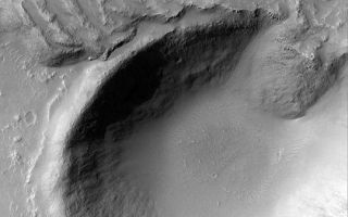 <h1>PIA04467:  Lava Flow and Impact Crater</h1><div class="PIA04467" lang="en" style="width:540px;text-align:left;margin:auto;background-color:#000;padding:10px;max-height:150px;overflow:auto;">MGS MOC Release No. MOC2-333, 17 April 2003<p>This Mars Global Surveyor (MGS) Mars Orbiter Camera (MOC) picture obtained in April 2003 shows the margin of a large lava flow south of Tharsis near 33.5°S, 137.5°W. Some of the lava broke out and poured into an adjacent crater formed by meteor impact. The picture covers an area about 3 km (1.9 mi) wide; the crater is more than twice the size of the famous Meteor Crater in northern Arizona, U.S.A. Sunlight illuminates the scene from the upper left.<p><br /><br /><a href="http://photojournal.jpl.nasa.gov/catalog/PIA04467" onclick="window.open(this.href); return false;" title="Voir l'image 	 PIA04467:  Lava Flow and Impact Crater	  sur le site de la NASA">Voir l'image 	 PIA04467:  Lava Flow and Impact Crater	  sur le site de la NASA.</a></div>