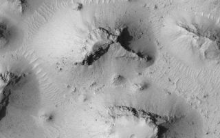 <h1>PIA04477:  Buttes South of Cerberus</h1><div class="PIA04477" lang="en" style="width:540px;text-align:left;margin:auto;background-color:#000;padding:10px;max-height:150px;overflow:auto;">MGS MOC Release No. MOC2-340, 24 April 2003<p>This Mars Global Surveyor (MGS) Mars Orbiter Camera (MOC) image shows rocky, dust-mantled buttes in a terrain similar to the Monument Valley of Utah/Arizona, located southwest of the Cerberus region. Boulders the size of large houses have tumbled down into the valleys between the buttes. The picture covers an area about 1.5 km (just under 1 mi) wide near 3.3°N, 212.4°W. Sunlight illuminates the scene from the left.<p><br /><br /><a href="http://photojournal.jpl.nasa.gov/catalog/PIA04477" onclick="window.open(this.href); return false;" title="Voir l'image 	 PIA04477:  Buttes South of Cerberus	  sur le site de la NASA">Voir l'image 	 PIA04477:  Buttes South of Cerberus	  sur le site de la NASA.</a></div>