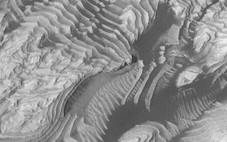 <h1>PIA04483:  Layers in 8°N, 7°W Crater</h1><div class="PIA04483" lang="en" style="width:540px;text-align:left;margin:auto;background-color:#000;padding:10px;max-height:150px;overflow:auto;">MGS MOC Release No. MOC2-342, 26 April 2003<p>This Mars Global Surveyor (MGS) Mars Orbiter Camera (MOC) image shows dozens of layers of sedimentary rock in an unnamed western Arabia crater at 8°N, 7°W. Dark, wind-blown sand and lighter-toned dunes or ripples enhance the apparent contrast in this area. Several faults, indicated by off-set layers, are present. The picture covers an area about 1.5 km (just under 1mi) wide. Sunlight illuminates the scene from the left.<p><br /><br /><a href="http://photojournal.jpl.nasa.gov/catalog/PIA04483" onclick="window.open(this.href); return false;" title="Voir l'image 	 PIA04483:  Layers in 8°N, 7°W Crater	  sur le site de la NASA">Voir l'image 	 PIA04483:  Layers in 8°N, 7°W Crater	  sur le site de la NASA.</a></div>