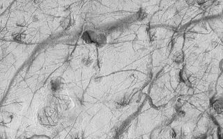 <h1>PIA04502:  Martian Dust Devil Tracks</h1><div class="PIA04502" lang="en" style="width:540px;text-align:left;margin:auto;background-color:#000;padding:10px;max-height:150px;overflow:auto;">MGS MOC Release No. MOC2-351, 5 May 2003<p>This Mars Global Surveyor (MGS) Mars Orbiter Camera (MOC) image portrays a plethora of dark streaks created by passing dust devils during early summer in the martian southern hemisphere. The picture covers an area about 3 km (1.9 mi) wide near 40.2°S, 237.7°W. Sunlight illuminates the scene from the upper left.<p><br /><br /><a href="http://photojournal.jpl.nasa.gov/catalog/PIA04502" onclick="window.open(this.href); return false;" title="Voir l'image 	 PIA04502:  Martian Dust Devil Tracks	  sur le site de la NASA">Voir l'image 	 PIA04502:  Martian Dust Devil Tracks	  sur le site de la NASA.</a></div>