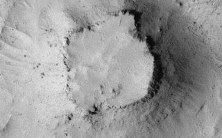 <h1>PIA04563:  Small Martian Mesa</h1><div class="PIA04563" lang="en" style="width:540px;text-align:left;margin:auto;background-color:#000;padding:10px;max-height:150px;overflow:auto;">MGS MOC Release No. MOC2-381, 4 June 2003<p>This Mars Global Surveyor (MGS) Mars Orbiter Camera (MOC) image was acquired during the first week of June 2003. It shows a small mesa surrounded by a plain of dust-mantled dunes and ripples near 5.9°S, 202.8°W. Large, house-sized boulders have tumbled down the mesa slopes. This one of the highest resolution images from Mars, each pixel covers an area of 1.5 meters (5 feet) across. Sunlight illuminates the scene from the left.<p><br /><br /><a href="http://photojournal.jpl.nasa.gov/catalog/PIA04563" onclick="window.open(this.href); return false;" title="Voir l'image 	 PIA04563:  Small Martian Mesa	  sur le site de la NASA">Voir l'image 	 PIA04563:  Small Martian Mesa	  sur le site de la NASA.</a></div>