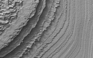 <h1>PIA04567:  Layers in Galle Crater</h1><div class="PIA04567" lang="en" style="width:540px;text-align:left;margin:auto;background-color:#000;padding:10px;max-height:150px;overflow:auto;">MGS MOC Release No. MOC2-385, 8 June 2003<p>This Mars Global Surveyor (MGS) Mars Orbiter Camera (MOC) image provides a glimpse of the layered sedimentary rocks in southern Galle Crater. The picture covers an area about 3 km (1.9 mi) wide near 52.3°S, 30.1°W. Sunlight illuminates the scene from the upper left.<p><br /><br /><a href="http://photojournal.jpl.nasa.gov/catalog/PIA04567" onclick="window.open(this.href); return false;" title="Voir l'image 	 PIA04567:  Layers in Galle Crater	  sur le site de la NASA">Voir l'image 	 PIA04567:  Layers in Galle Crater	  sur le site de la NASA.</a></div>