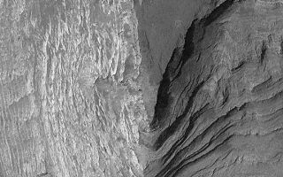 <h1>PIA04582:  Terby Crater Layers</h1><div class="PIA04582" lang="en" style="width:540px;text-align:left;margin:auto;background-color:#000;padding:10px;max-height:150px;overflow:auto;">MGS MOC Release No. MOC2-395, 18 June 2003<p>A sequence of layered, sedimentary rock, more than 1 km (0.62 miles) thick, once filled or nearly filled Terby Crater, a basin just north of Hellas Planitia. The sedimentary rocks were eroded and exposed so that today, the Mars Global Surveyor (MGS) Mars Orbiter Camera (MOC) regularly takes pictures of these outcrops in an effort to better understand them. Exposures of sedimentary rock on Mars are extremely important because they show that the planet has a rich, diverse history. However, an opportunity to read the history recorded in these rocks may still be many years away. This image is near 27.6°S, 285.9°W. The picture is illuminated from the upper left.<p><br /><br /><a href="http://photojournal.jpl.nasa.gov/catalog/PIA04582" onclick="window.open(this.href); return false;" title="Voir l'image 	 PIA04582:  Terby Crater Layers	  sur le site de la NASA">Voir l'image 	 PIA04582:  Terby Crater Layers	  sur le site de la NASA.</a></div>