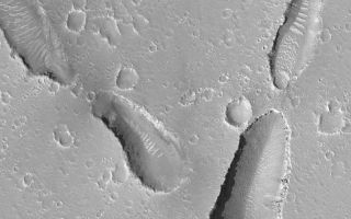 <h1>PIA04696:  Hephaestus Fossae</h1><div class="PIA04696" lang="en" style="width:800px;text-align:left;margin:auto;background-color:#000;padding:10px;max-height:150px;overflow:auto;">MGS MOC Release No. MOC2-462, 24 August 2003<p />The Hephaestus Fossae are a series of collapsed pits and troughs in central Elysium Planitia. This Mars Global Surveyor (MGS) Mars Orbiter Camera (MOC) provides a high resolution view of the floors, walls, and terrain surrounding a few of the pits and troughs in this region. The image is located near 23.0°N, 239.4°W and is about 3 km (1.9 mi) wide. Sunlight illuminates the scene from the lower left.<br /><br /><a href="http://photojournal.jpl.nasa.gov/catalog/PIA04696" onclick="window.open(this.href); return false;" title="Voir l'image 	 PIA04696:  Hephaestus Fossae	  sur le site de la NASA">Voir l'image 	 PIA04696:  Hephaestus Fossae	  sur le site de la NASA.</a></div>