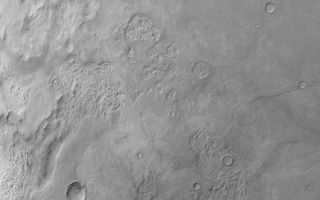 <h1>PIA04723:  Hellas Planitia</h1><div class="PIA04723" lang="en" style="width:800px;text-align:left;margin:auto;background-color:#000;padding:10px;max-height:150px;overflow:auto;">MGS MOC Release No. MOC2-471, 2 September 2003<p />Hellas Planitia is the floor of a giant basin that originally formed by the impact of a large comet or asteroid at a very early time in martian history. Throughout most of the martian year, Hellas is a difficult target for the Mars Global Surveyor (MGS) Mars Orbiter Camera (MOC) because it is often dusty and cloudy. The best time of year to observe Hellas Planitia occurs during the southern autumn season. The most recent best-time-of-year for Hellas imaging occurred in September and October 2002. This is a wide angle red camera image obtained in October 2002 that shows a large portion of Hellas Planitia at a scale of about 245 meters (268 yards) per pixel. The image covers an area about 290 km (180 mi) wide. Sunlight illuminates the scene from the upper left.<br /><br /><a href="http://photojournal.jpl.nasa.gov/catalog/PIA04723" onclick="window.open(this.href); return false;" title="Voir l'image 	 PIA04723:  Hellas Planitia	  sur le site de la NASA">Voir l'image 	 PIA04723:  Hellas Planitia	  sur le site de la NASA.</a></div>