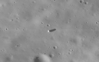 <h1>PIA04746:  Boulders on Phobos</h1><div class="PIA04746" lang="en" style="width:799px;text-align:left;margin:auto;background-color:#000;padding:10px;max-height:150px;overflow:auto;">MGS MOC Release No. MOC2-485, 16 September 2003<p />In 1998, the Mars Global Surveyor (MGS) spacecraft made four passes by the innermost of the two martian satellites, Phobos. The fourth pass, made just over 5 years ago on 12 September 1998, offered the Mars Orbiter Camera (MOC) the opportunity to acquire the highest resolution images of the moon, ever. This wonderful 5-year-old picture highlights the surface of Phobos. Several large boulders can be seen, including a very large one near the center that is about 85 meters (~280 feet) in diameter. Most of the boulders may have been ejected from the largest impact crater on Phobos, Stickney. Sunlight illuminates the scene from the left/lower left.<br /><br /><a href="http://photojournal.jpl.nasa.gov/catalog/PIA04746" onclick="window.open(this.href); return false;" title="Voir l'image 	 PIA04746:  Boulders on Phobos	  sur le site de la NASA">Voir l'image 	 PIA04746:  Boulders on Phobos	  sur le site de la NASA.</a></div>