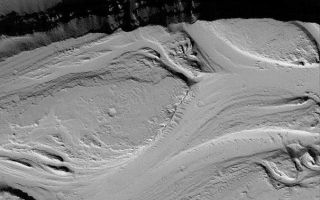 <h1>PIA04774:  Olympica Fossae</h1><div class="PIA04774" lang="en" style="width:605px;text-align:left;margin:auto;background-color:#000;padding:10px;max-height:150px;overflow:auto;">MGS MOC Release No. MOC2-500, 1 October 2003<p />This 500th Mars Global Surveyor (MGS) Mars Orbiter Camera (MOC) captioned release shows some of the complex flow and channel features of the Olympica Fossae region in northern Tharsis. The story of the Olympica Fossae is still emerging and continues to be puzzling. There is evidence in the Olympica Fossae channels that a fluid with the physical properties of water may have been involved in creating some of the erosional forms, but there are also flow features suggestive of lava or mud in the region. Regardless, the Olympica Fossae almost always yield a very pretty and interesting MOC high resolution image. This picture is located near 24.5°N, 115.4°W. The area shown is 3 km (1.9 mi) wide and illuminated by sunlight from the lower left.<br /><br /><a href="http://photojournal.jpl.nasa.gov/catalog/PIA04774" onclick="window.open(this.href); return false;" title="Voir l'image 	 PIA04774:  Olympica Fossae	  sur le site de la NASA">Voir l'image 	 PIA04774:  Olympica Fossae	  sur le site de la NASA.</a></div>