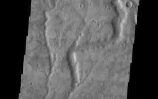 <h1>PIA04894:  Filled Channels and Craters</h1><div class="PIA04894" lang="en" style="width:508px;text-align:left;margin:auto;background-color:#000;padding:10px;max-height:150px;overflow:auto;"><p /><a href="/figures/PIA04894_context.jpg"></a><br /><p />Released 26 November 2003<p />The channels and impact craters observed in this THEMIS image taken near Warrego Valles have been eroded and filled with sediment after their formation. Many of the impact crater floors have interesting grooves and lineations that may reflect the interaction of ice and surface materials. Slumping observed within channels in the dissected terrains also points to modification by volatile driven processes.<p />Image information: VIS instrument. Latitude -42.5, Longitude 268.6 East (91.4 West). 19 meter/pixel resolution.<p />Note: this THEMIS visual image has not been radiometrically nor geometrically calibrated for this preliminary release. An empirical correction has been performed to remove instrumental effects. A linear shift has been applied in the cross-track and down-track direction to approximate spacecraft and planetary motion. Fully calibrated and geometrically projected images will be released through the Planetary Data System in accordance with Project policies at a later time. <p />NASA's Jet Propulsion Laboratory manages the 2001 Mars Odyssey mission for NASA's Office of Space Science, Washington, D.C. The Thermal Emission Imaging System (THEMIS) was developed by Arizona State University, Tempe, in collaboration with Raytheon Santa Barbara Remote Sensing. The THEMIS investigation is led by Dr. Philip Christensen at Arizona State University. Lockheed Martin Astronautics, Denver, is the prime contractor for the Odyssey project, and developed and built the orbiter. Mission operations are conducted jointly from Lockheed Martin and from JPL, a division of the California Institute of Technology in Pasadena.<br /><br /><a href="http://photojournal.jpl.nasa.gov/catalog/PIA04894" onclick="window.open(this.href); return false;" title="Voir l'image 	 PIA04894:  Filled Channels and Craters	  sur le site de la NASA">Voir l'image 	 PIA04894:  Filled Channels and Craters	  sur le site de la NASA.</a></div>