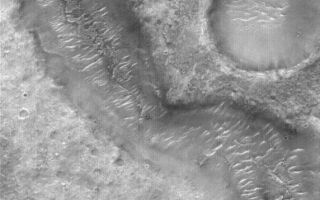 <h1>PIA04977:  Old Martian Valley</h1><div class="PIA04977" lang="en" style="width:572px;text-align:left;margin:auto;background-color:#000;padding:10px;max-height:150px;overflow:auto;">MGS MOC Release No. MOC2-578, 18 December 2003<p />This Mars Global Surveyor (MGS) Mars Orbiter Camera (MOC) image shows an ancient, unnamed, martian valley in the Xanthe Terra region, located near 3.3°S, 54.9°W. This valley might have been a conduit for flowing water, but there is no way to be certain because it is so old that none of its original features have been preserved. Bright, windblown ripples are now found on the valley floor. The image covers an area 3 km (1.9 mi) wide; sunlight illuminates the scene from the left.<br /><br /><a href="http://photojournal.jpl.nasa.gov/catalog/PIA04977" onclick="window.open(this.href); return false;" title="Voir l'image 	 PIA04977:  Old Martian Valley	  sur le site de la NASA">Voir l'image 	 PIA04977:  Old Martian Valley	  sur le site de la NASA.</a></div>