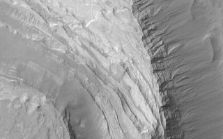 <h1>PIA05022:  Terby Sedimentary Rocks</h1><div class="PIA05022" lang="en" style="width:800px;text-align:left;margin:auto;background-color:#000;padding:10px;max-height:150px;overflow:auto;"><p>27 December 2003<br />This Mars Global Surveyor (MGS) Mars Orbiter Camera (MOC) image shows layered sedimentary rock outcrops in Terby Crater, located near 27.7°S, 285.4°W. The layered sediments in Terby are several kilometers thick, attesting to a long history of deposition in this ancient basin. The picture covers an area 3 km (1.9 mi) wide. Sunlight illuminates the scene from the upper left.</p><br /><br /><a href="http://photojournal.jpl.nasa.gov/catalog/PIA05022" onclick="window.open(this.href); return false;" title="Voir l'image 	 PIA05022:  Terby Sedimentary Rocks	  sur le site de la NASA">Voir l'image 	 PIA05022:  Terby Sedimentary Rocks	  sur le site de la NASA.</a></div>