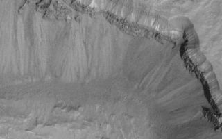 <h1>PIA05247:  Layers in Crater Wall</h1><div class="PIA05247" lang="en" style="width:800px;text-align:left;margin:auto;background-color:#000;padding:10px;max-height:150px;overflow:auto;">22 January 2004 <br /> This January 2004 Mars Global Surveyor (MGS) Mars Orbiter Camera (MOC) image shows three distinct bands of layered material exposed in the wall of a south, middle-latitude meteor impact crater wall. Talus--debris shed from erosion of the wall--has piled up on the slopes below the layered outcrop. This picture is located near 45.5°S, 85.9°W, and covers an area 3 km (1.9 mi) wide. Sunlight illuminates the scene from the right/lower right.<br /><br /><a href="http://photojournal.jpl.nasa.gov/catalog/PIA05247" onclick="window.open(this.href); return false;" title="Voir l'image 	 PIA05247:  Layers in Crater Wall	  sur le site de la NASA">Voir l'image 	 PIA05247:  Layers in Crater Wall	  sur le site de la NASA.</a></div>
